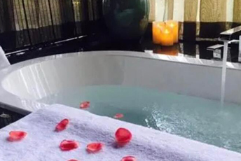 成都龙泉驿水疗池中的失重冥想：当身体学会漂浮